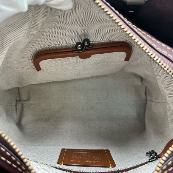 Coach Rouge - Picture 12 of 16